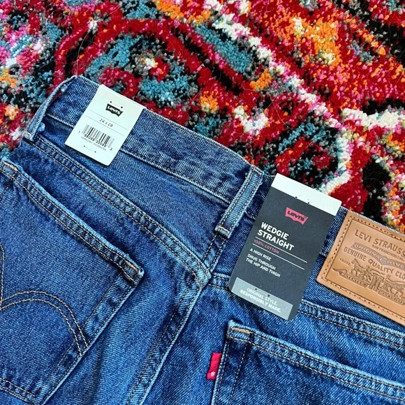 Levi’s Wedgie Straight Leg Jeans in Carry Kerry - Medium Wash. Size 24 x 28. - Picture 3 of 5